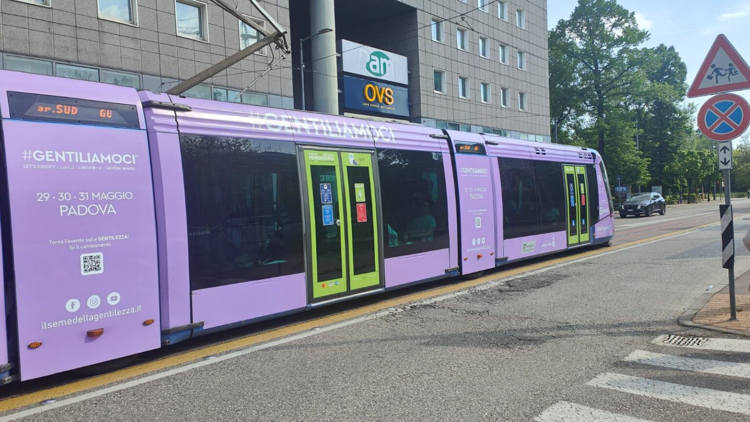Padova si tinge di gentilezza: il Tram di GENTILIAMOCI conquista la città!